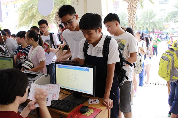初中新生注册要学生本人到场吗